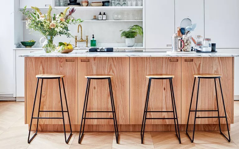 آشپزخانه سفید با صندلی چوبی